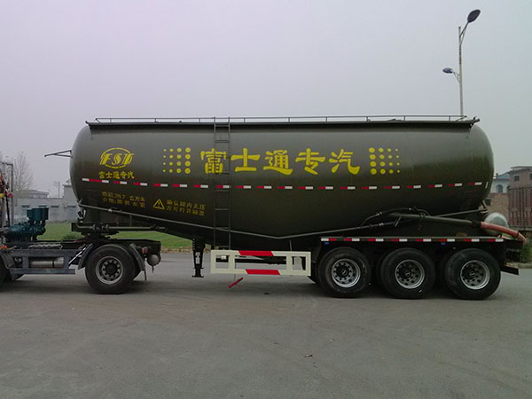 富士通散裝水泥運(yùn)輸罐式車
